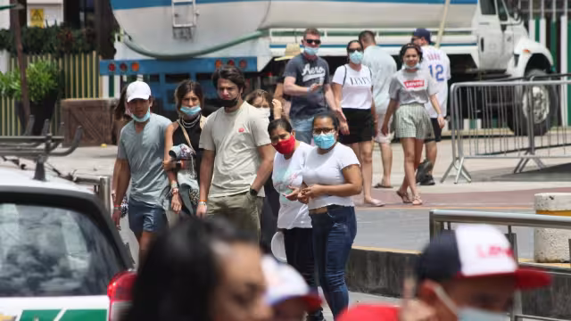 Algunos turistas desacatan las medidas anticovid en Cancún, como el uso correcto del cubrebocas en zonas con aglomeraciones