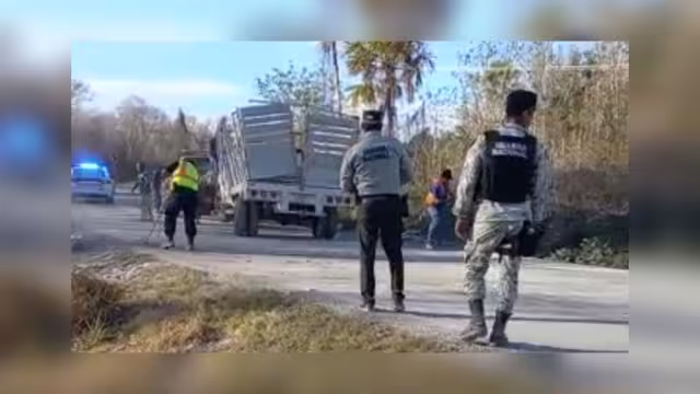 El vehículo volcado en José María Morelos es de propiedad de una compañía privada, que tiene una obra en la carretera rumbo a la comunidad de Polyuc