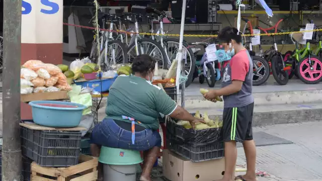 En las orillas o al interior de la plaza grande de Mérida, se ven a los infantes que venden junto a sus padres