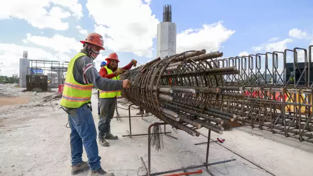 Herreros y carpinteros también fueron contratados.