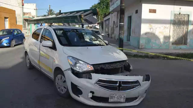 La motociclista fue trasladada a un hospital debido a que sangraba de la cabeza