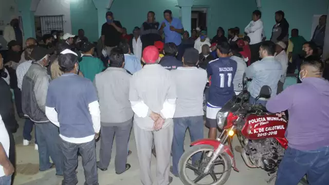 Inconformes se reunieron en la cancha municipal, donde denunciaron que existen varios terrenos cercados de más de 20 hectáreas que nadie trabaja