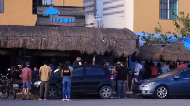 Negocios en varias partes de Cancún no acatan el llamado de evitar aglomeraciones.