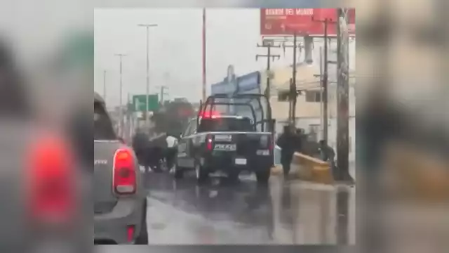 Los policías rodearon el vehículo color negro en el que viajaba personas sospechosas en la entrada de Bonfil en Cancún