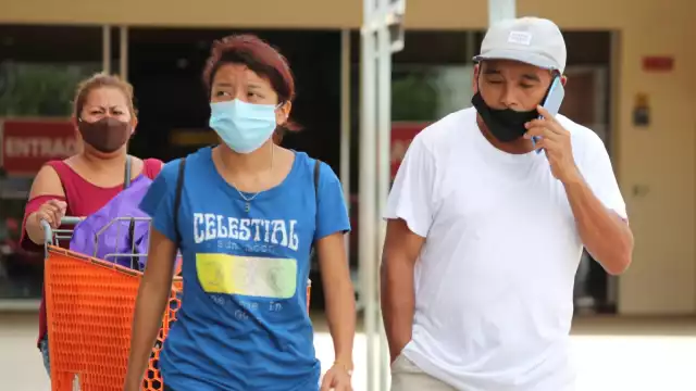 Vendedores de cubrebocas en Cancún, indicaron que la gente indica que les compra sólo para que no les impidan el acceso a establecimientos