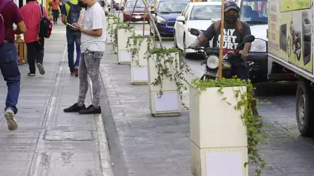 A pesar de faltar tiempo para el límite, el Gobierno del Estado ha tapado el logotipo de la administración actual en elementos urbanos