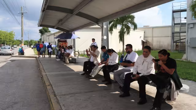 Empleados del sector restaurantero salen a las 23:00 horas y se ven obligados a buscar otras opciones de transporte