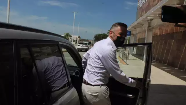 Al ser cuestionado el exsenador sobre si ya había sido exonerado, respondió “ahí vamos, poquito a poco”, y que luego informaría