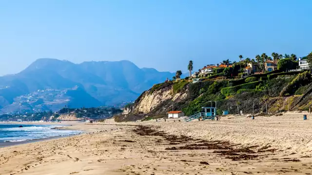 El cadáver fue hallado por personal de limpieza de la playa