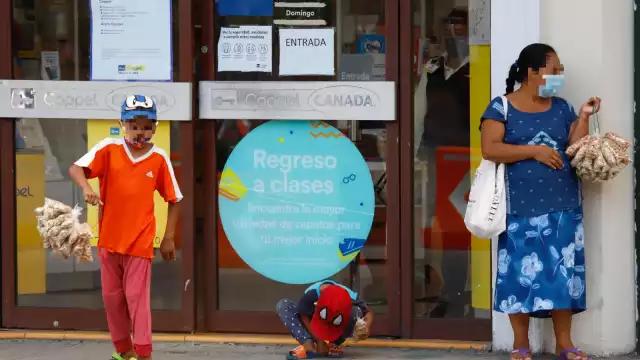 Se ha visto a mujeres cargando bebés en su regazo y pidiendo dinero; hay niños venteros.