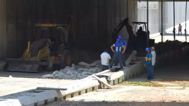 En el lugar se observa un grupo de empleados laborando en uno de los carriles del Paso Deprimido