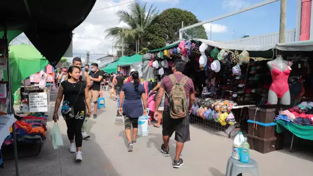 En un recorrido dado por el Tianguis de la 100 se pudo indagar que armar un outfit no puede ser ni caro ni difícil