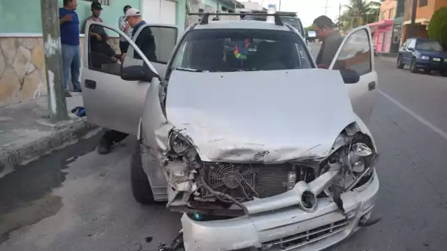 Se registraron graves daños materiales, mientras que los conductores resultaron ilesos