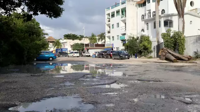 Los baches han causado daños en algunos vehículos y ciudadanos esperan pronta respuesta del Ayuntamiento de Puerto Morelos