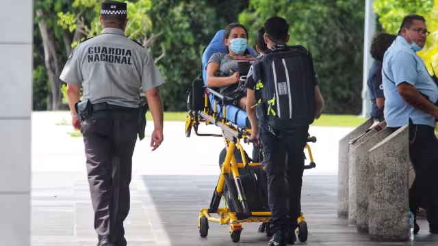La viajera fue atendida por paramédicos a las afueras del Aeropuerto Internacional de Cancún; se reporta estable