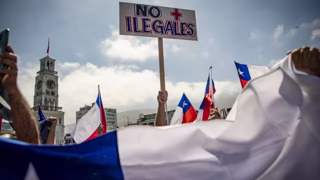 Con pancartas y banderas de Chile, cientas de personas salieron a la calle para alzar la voz