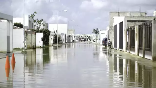 Una de las razones por la cual se inundan las calles es por la cantidad de basura que llega a las alcantarilla