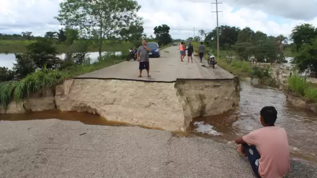 El tramos se destruyó por la fuerza de la corriente de agua