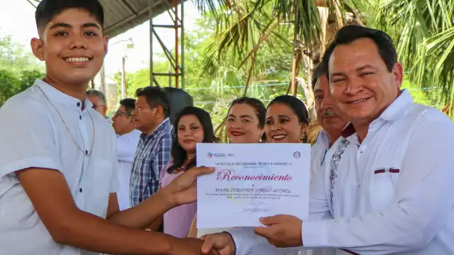 El Delegado federal del Bienestar estuvo en la graduación de jóvenes de secundaria en Maxcanú