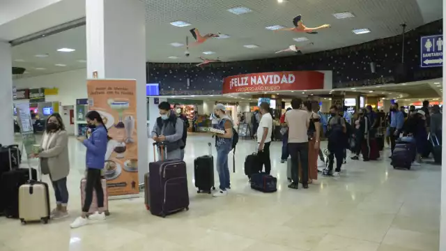Los usuarios estaban inconformes por la larga fila que se formó frente al mostrador
