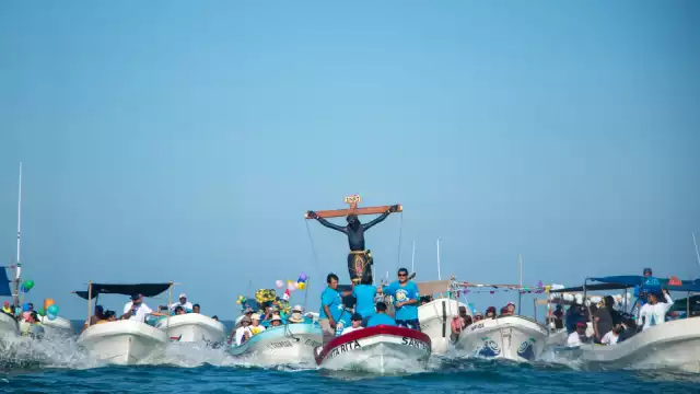 Habitantes recorrieron el mar junto al Cristo Negro de Hunucmá