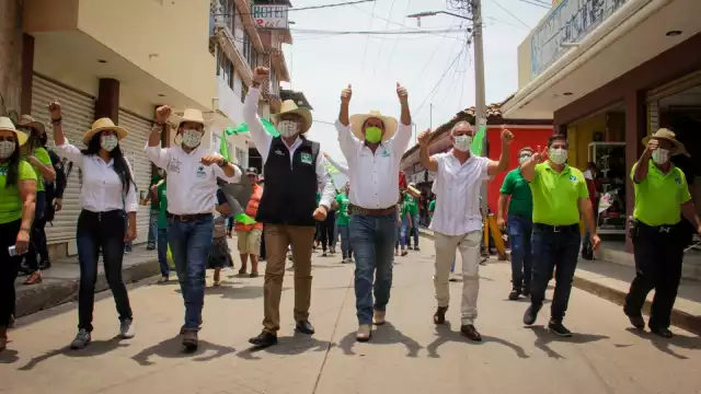 Antonio Magaña de la Mora desfila por aguililla, Michoacán