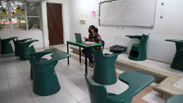 Los profesores sí asistieron a los planteles y desde ahí dieron sus asignaturas en línea.