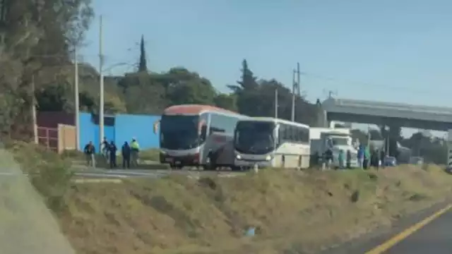 Normalistas de Michoacán iniciaron este martes por la mañana con el secuestro de autobuses sobre la carretera Morelia-Pátzcuaro