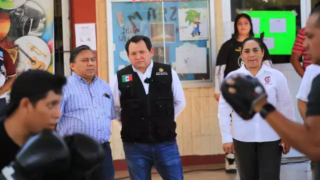 El colegio presenció una demostración de boxeo que realizó el campeón mundial Guty Espadas Jr