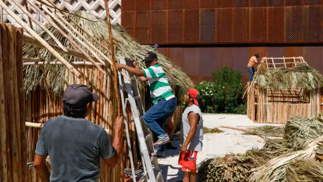 Los trabajadores, que llegaron desde el lunes, construirán 14 réplicas de viviendas tradicionales en las instalaciones del Centro de Convenciones Siglo XXI