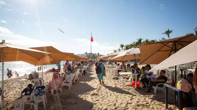 Las playas de Acapulco lucieron llenas por turistas hace unos cuantos días