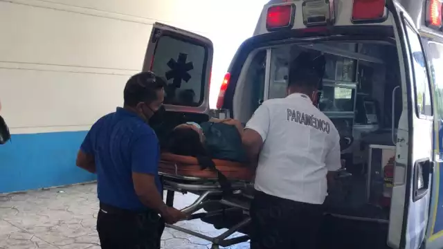 Las mujeres lesionada tras el choque en la avenida López Portillo de Cancún fueron llevadas al hospital general de la ciudad para su atención médica