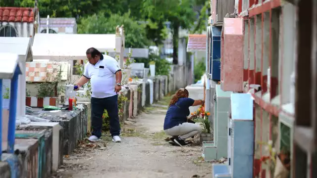 Les dejan a sus finados sus comidas predilectas