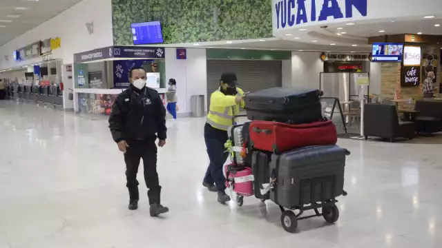 El personal de la compañía aérea envió las maletas de los pasajeros afectados a la banda del sector Sur, donde revisarían el contenido del equipaje