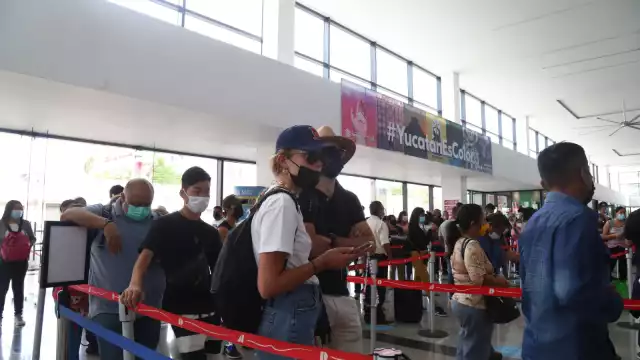 Desde temprana hora cientos de yucatecos y personas de otros Estados, buscan obtener un boleto para realizar sus viajes hacia los diferentes lugares