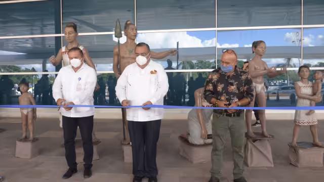 Las autoridades aeroportuarias realizaron el corte de listón, junto con los artistas plásticos