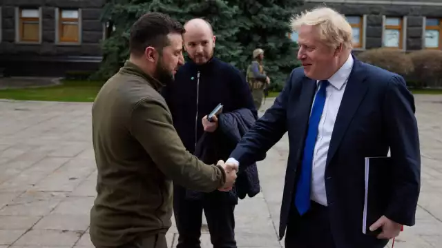 Boris Johnson yZelenski dialogaron y caminaron por Kiev como símbolo  de unidad entre Reino Unido y Ucrania