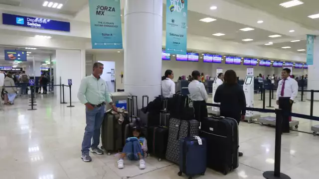l padre de familia, cansado de esperar la salida de su esposa e hija del hotel en el que se hospedaron, abordó una unidad y ésta arrancó, sin percatarse que ellas se quedaron.