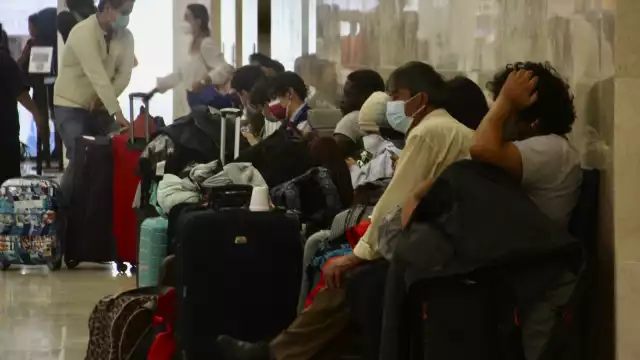 Algunos de los turistas realizaron compras de última hora en la tiendas de souvenirs y otros esperaban el llamado