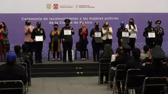 La jefa de Gobierno de la Ciudad de México, Claudia Sheinbaum, durante la ceremonia de entrega de reconocimiento a mujeres policías