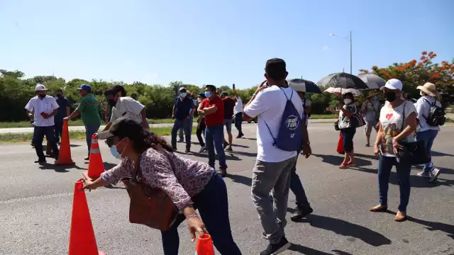 El Periférico de Mérida se encuentra cerrado debido a la protesta de trabajadores del estado