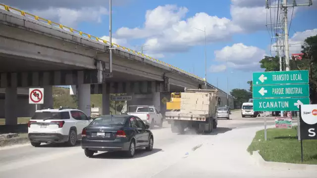 La falta de calles alternas causa embotellamientos en grandes fraccionamientos de Mérida
