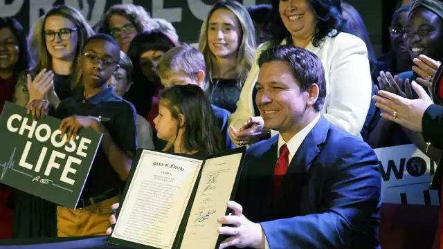 Ron DeSantis fue criticado por asociaciones civiles que buscan que  el aborto se despenalice e incluso por el presidente de Estados Unidos Joe Biden
