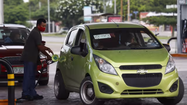 Hay estaciones de servicio que aún no cobran el alza, que marcó un récord