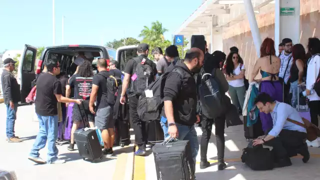 Arriban al aeropuerto artistas invitados a la coronación de los reyes infantiles del Carnaval de Campeche
