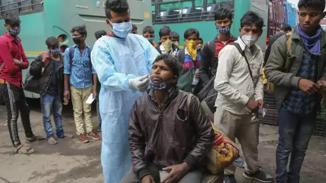 Los habitantes de India resienten un golpe más