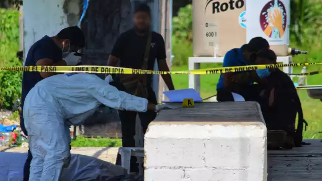 Personal del Semefo realizó el levantamiento del cadáver hallado en el campo de softbol en la delegación Alfredo V. Bonfil