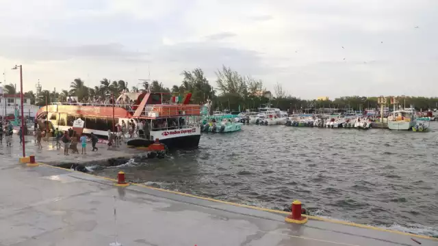 Debido a la falta de una red de drenaje pluvial, las lluvias convierten a la isla en una gran laguna, donde cruzar las calles se convierte en toda una aventura.