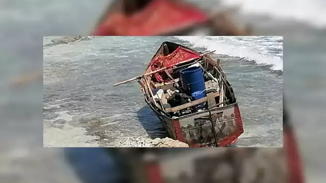 La embarcación en la que venían los migrantes quedó abandonada frente al fraccionamiento Fovissste de Isla Mujeres