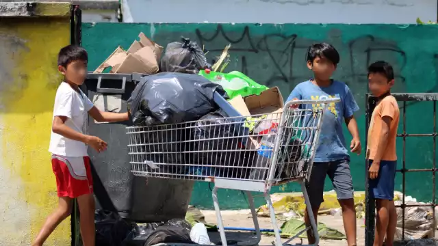 Algunos niños trabajan para apoyar en la economía familiar
